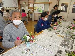 バランス良くお花を生けます