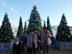 クリスマスツリーの前で記念撮影