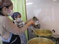 カレーの野菜を煮込みます