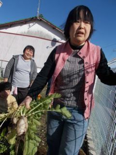 歩く。野菜片手に。