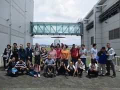 飛行機の前で集合