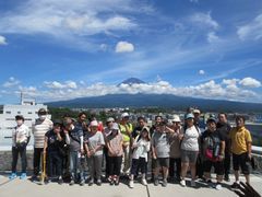 北部すみれの家仲間全員集合♪晴天の中富士山をバックに。