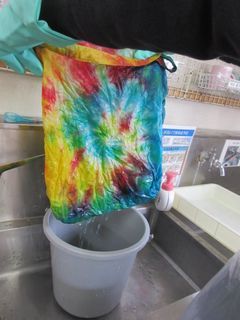 染めあがったエコバックから染料をきれいに洗い落とします。