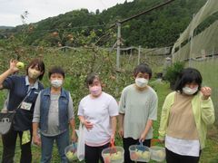 この日もお天気が芳しくありませんでしたが、リンゴ狩り中雨が落ちることはなく、ラッキーガール達★