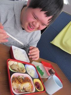 わーい♪今日はタンドリーチキンに恵方ロールもあるよ