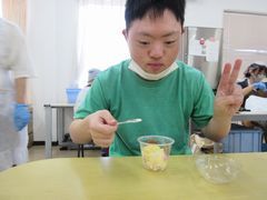 おいしいよ♪のピースサイン