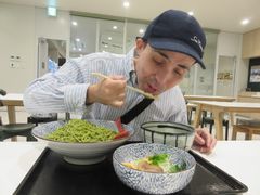 この緑色の麵、茶そばではなくつけ麺なんです。