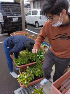 古いプランターは引き取り、片付け