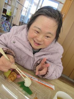 美味しいランチで幸せそうな表情に周りもほっこり。