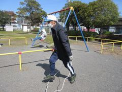 軽快な駆け足飛びで公園を一周