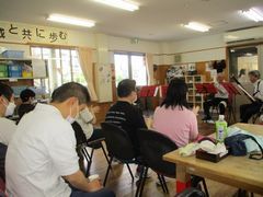 集中して真剣に聴いています
