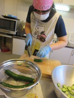 副菜のスパサラ作り。職員の自宅で採れた新鮮キュウリをたっぷり入れました。