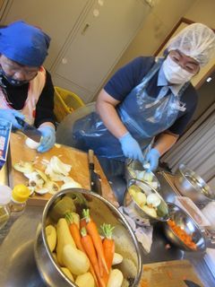 野菜が山盛り！！どんどん切るよ～。