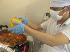 ルーを割り入れて「美味しくな～れ」の呪文を唱えています。
