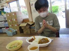 カレーを目の前にウキウキ♪