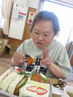 豪華なランチパックにピースサイン。