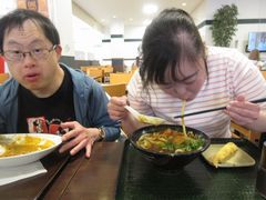 カレーうどんは汁が飛ぶからね～。慎重に一本ずつ。