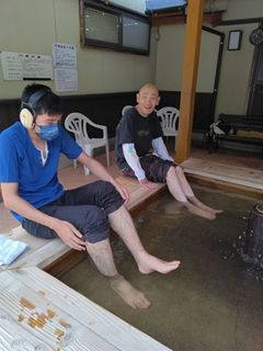 足湯。お湯はなかなかの熱さでした！