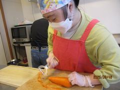 みんなで手分けしてお料理。こちらはニンジンの皮むき係。