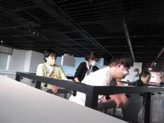 地震体験の様子。しっかり手すりを持っていてもかなりの衝撃です。