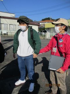 初めてのバス外出で緊張気味かな？