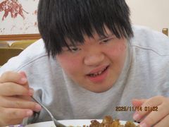 カツが３つものったカレーににっこり。