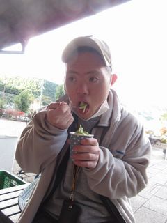 玉露ソフト、お茶がしっかり練り込まれていておいしかったです。