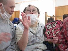 白いドレスで登場したスノーフェアリーズさんに「キャー！！」と歓声が。