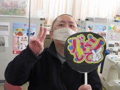 団扇を振ってアピール。