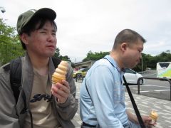 たくさん歩いた後のソフトクリームは格別です。