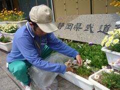 お花の手入れ中