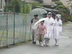 雨の中の歩行勉強