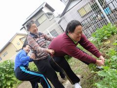 力を合わせて『よいしょ、よいしょ』