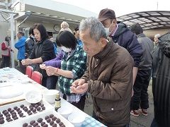 あんこを丸めて・・おいしくな～れっ