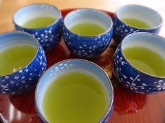 鮮やかな新茶の色に和みます