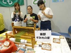 静岡大学の学生さんと一緒に販売