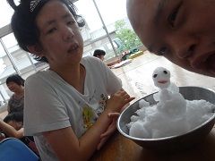 かき氷で雪だるま♪涼しげです。