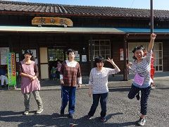 昭和家山駅にて。元気いっぱいです！