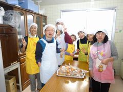 祝いのお菓子作りは成人の3人で